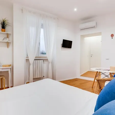 Lovely And Modern Nest Near The Colosseum Apartment